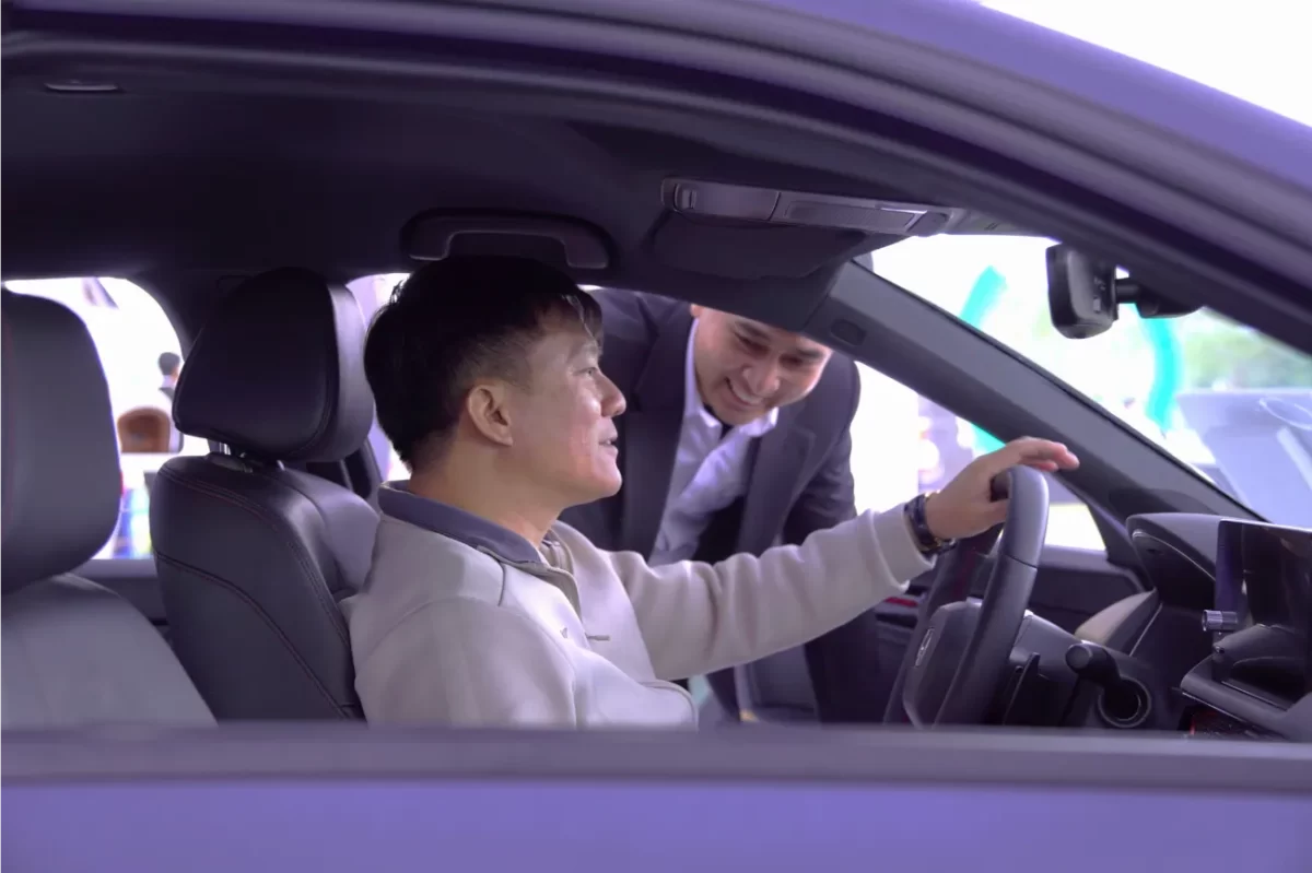 Nhân viên nhiệt tình hướng dẫn lái xe cho khách hàng