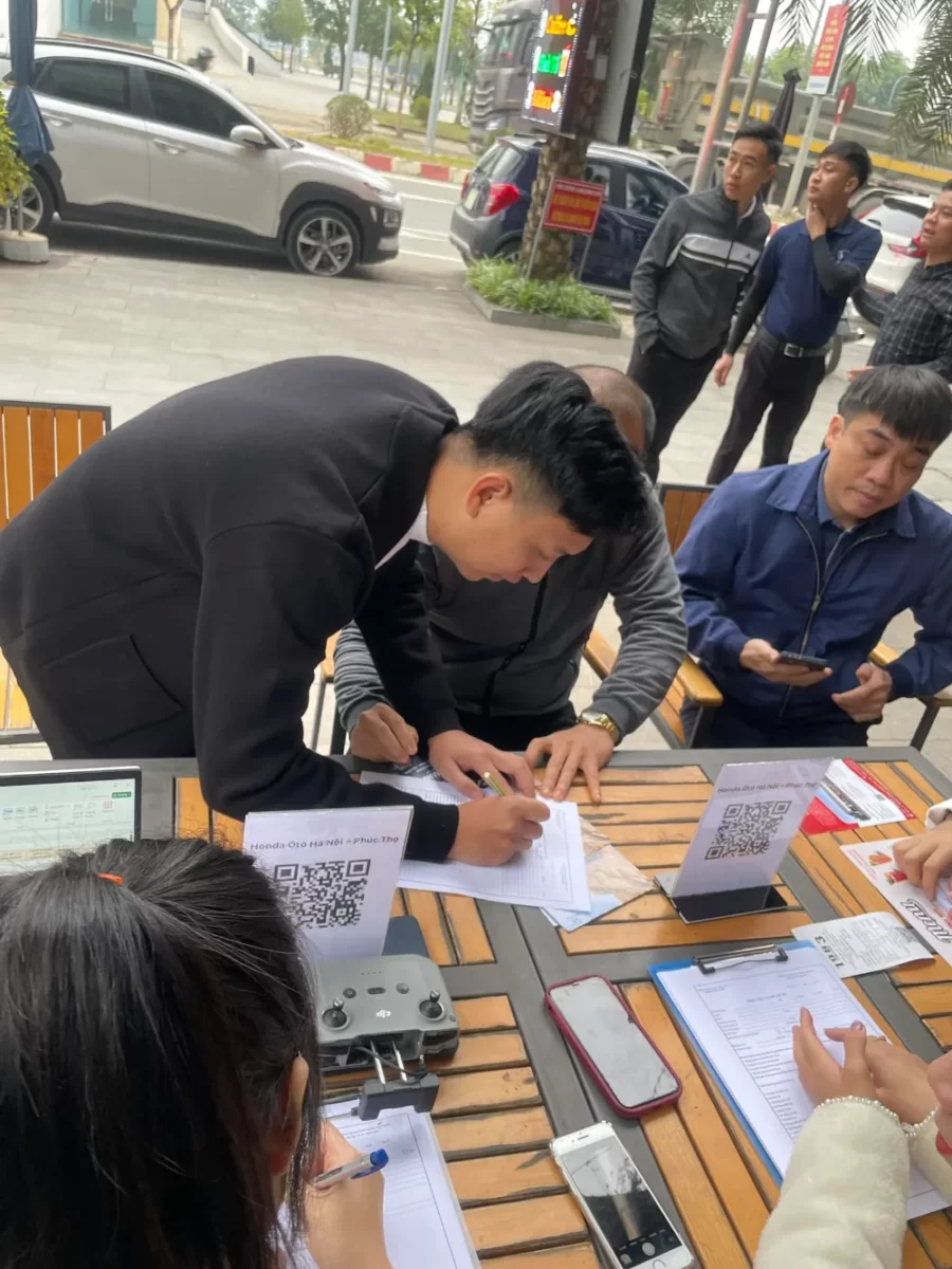 Bàn đăng ký lái thử xe và bảo dưỡng xe