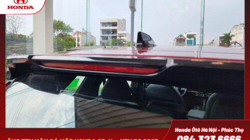 Ăng ten dạng vay cá mập được đặt trên nóc xe