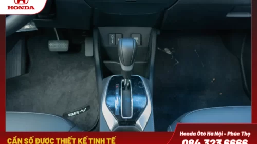 Cần số được thiết kế tinh tế, nằm ở vị trí thuận tiện trên bệ trung tâm. Các chi tiết xung quanh cần số được hoàn thiện tỉ mỉ, mang lại trải nghiệm tiện lợi cho người lái.