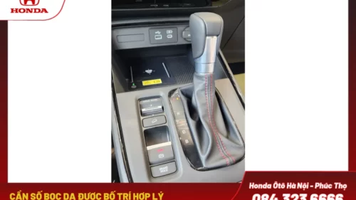 Cần số bọc da được bố trí hợp lý, giúp người lái dễ dàng thao tác và chuyển số một cách thuận tiện.