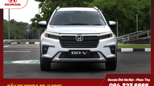 Phần đầu xe nổi bật với thiết kế thể thao và hầm hố. Cản trước được tạo hình góc cạnh và chắc chắn, mang đến cảm giác mạnh mẽ và khỏe khoắn cho mẫu xe SUV gia đình.