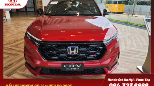 Đầu xe với cản trước được thiết kế thể thao với các đường nét góc cạnh, tạo nên vẻ ngoài mạnh mẽ và năng động.