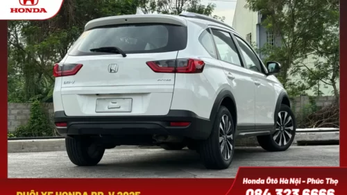 Phần đuôi xe thiết kế đơn giản nhưng thể thao, kết hợp cản sau chắc chắn tạo sự cân đối với phần đầu xe.