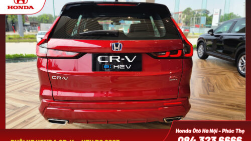 Đuôi xe với cản sau được thiết kế thể thao với các đường nét mạnh mẽ, tạo nên sự hài hòa với tổng thể. Ống xả kép mạ chrome sáng bóng, tăng thêm vẻ sang trọng cho phần đuôi xe.