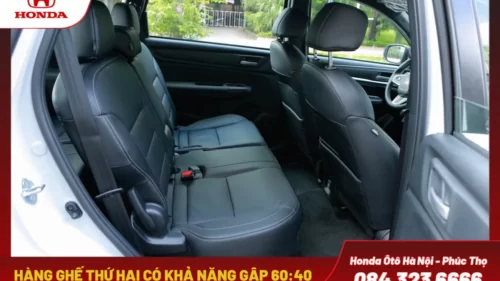 Hàng ghế thứ hai có khả năng gập 60:40, tạo sự linh hoạt trong việc mở rộng không gian khoang hành lý. Phiên bản L được trang bị thêm tựa tay trung tâm.