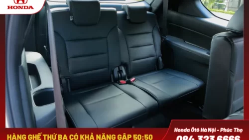 Hàng ghế thứ ba với khả năng gập 50:50 giúp dễ dàng mở rộng không gian. Thiết kế ghế phù hợp cho trẻ em hoặc người lớn trong các chuyến đi ngắn.