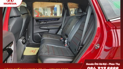 Hàng ghế sau rộng rãi, thoải mái, với khoảng để chân và khoảng không đầu dư dả cho cả những hành khách cao lớn.