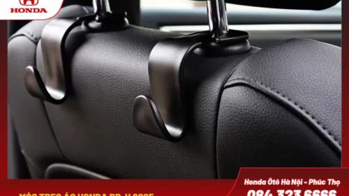 Móc treo áo được đặt ở vị trí hợp lý, giúp giữ đồ gọn gàng mà không làm ảnh hưởng không gian. Đây là chi tiết nhỏ nhưng hữu ích, phù hợp cho các chuyến công tác hay đi làm hàng ngày.