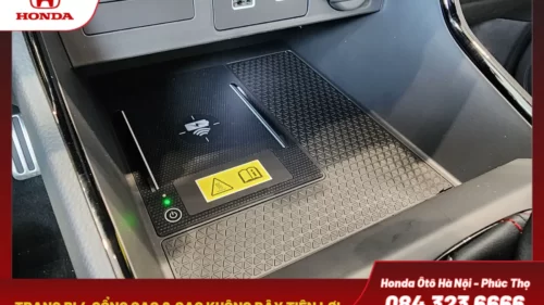 Trang bị 4 cổng sạc gồm 1 cổng sạc USB và 3 cổng sạc Type C và tích hợp sạc không dây.