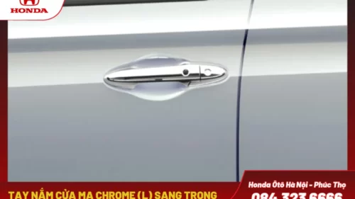 Tay nắm cửa mạ chrome (L) sang trọng, trong khi phiên bản G có tay nắm cửa đồng màu với thân xe.