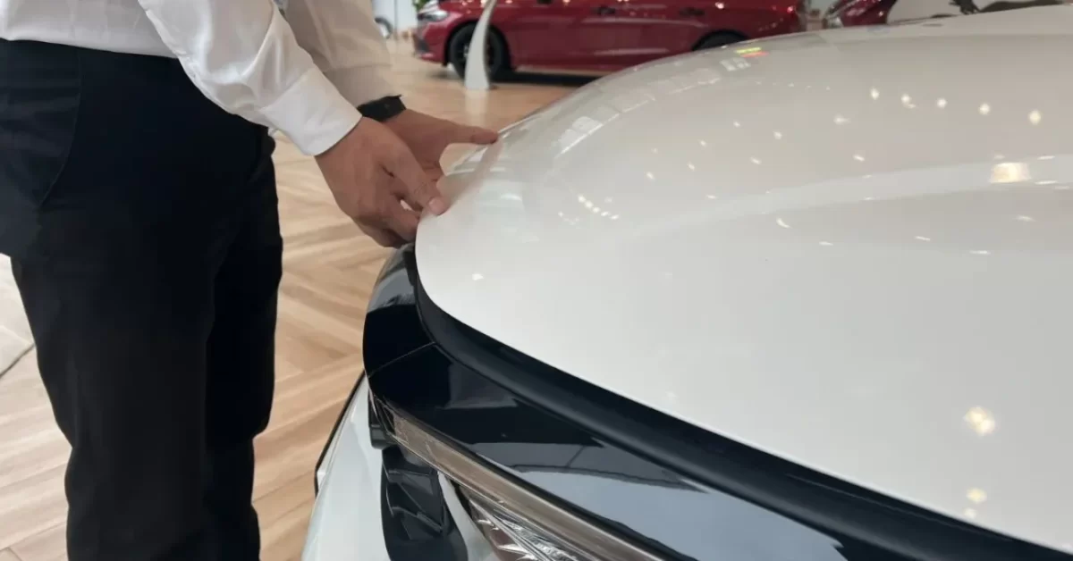 Kéo chốt chính ra để mở nắp capo