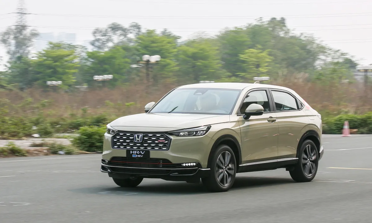 Phần đầu xe tạo ấn tượng mạnh với lưới tản nhiệt đen bóng dạng tổ ong, nối liền cụm đèn LED sắc sảo. Đèn chiếu sáng tự động bật tắt theo cảm biến ánh sáng, giúp người lái luôn có tầm nhìn tối ưu trong mọi điều kiện thời tiết.