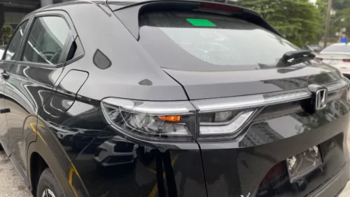 Thân xe: Thiết kế coupe liền mạch, mâm 17 inch tạo điểm nhấn mạnh mẽ.