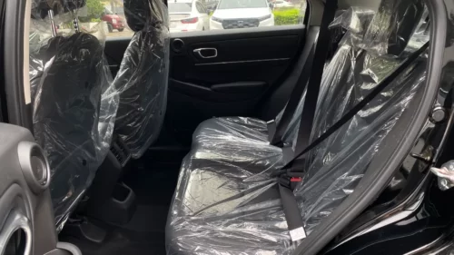 Hàng ghế sau: Rộng rãi, thoải mái cho 2-3 người lớn.