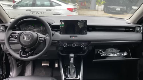 Không gian rộng rãi, nội thất bọc da tinh tế với chất liệu da cao cấp.