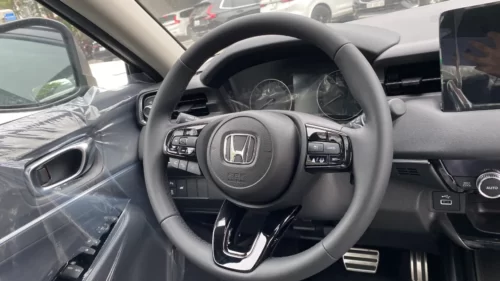 Vô lăng bọc da, tích hợp nút điều khiển đa năng.