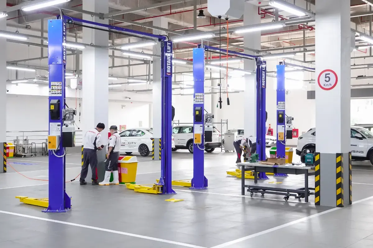 Đội ngũ kỹ thuật viên lành nghề tại Honda Ôtô Phúc Thọ luôn chăm sóc chiếc HR-V của bạn với sự tận tâm.