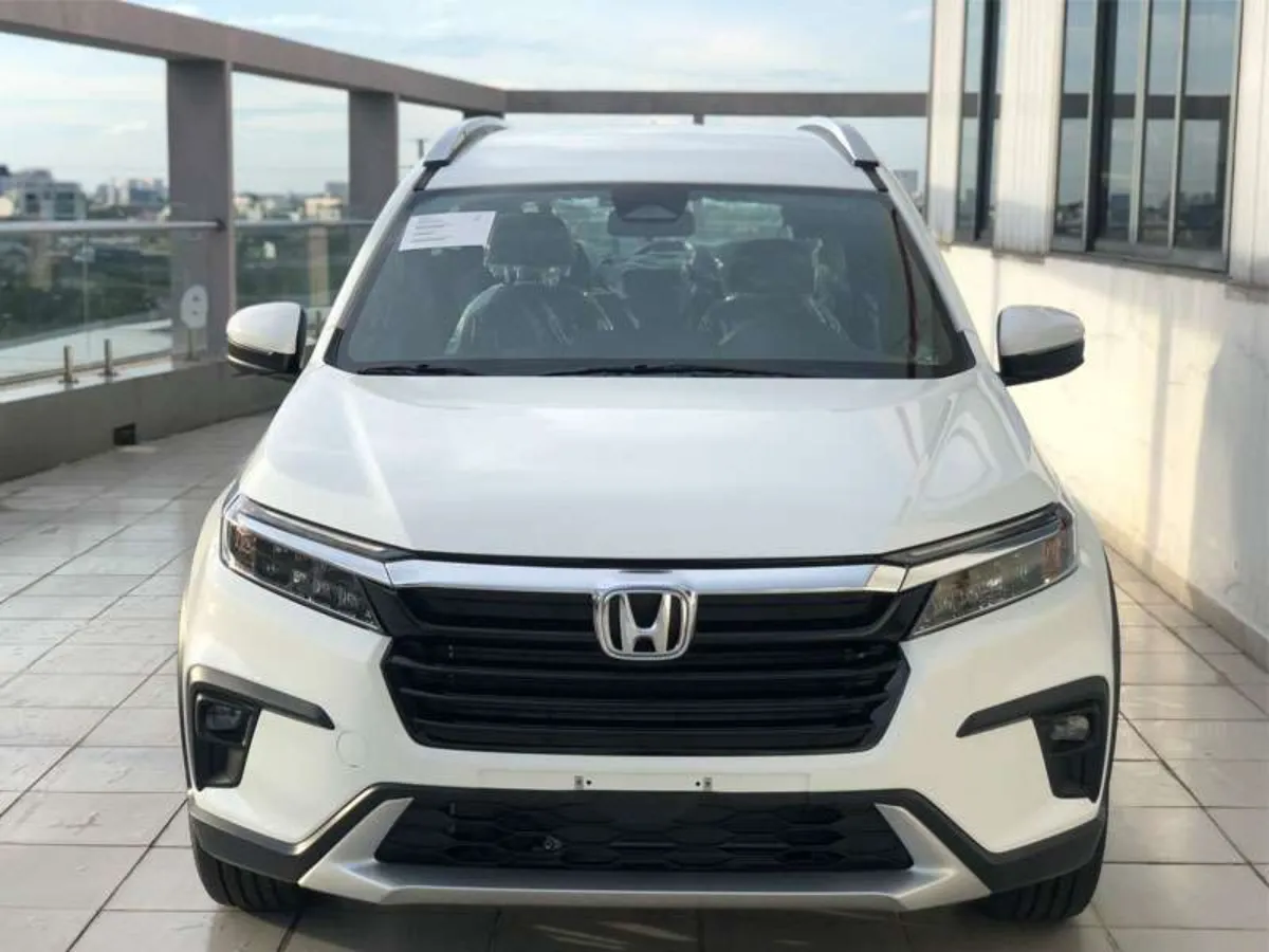 Đầu xe Honda BR-V - Thiết kế thể thao với lưới tản nhiệt liền mạch cụm đèn LED hiện đại.