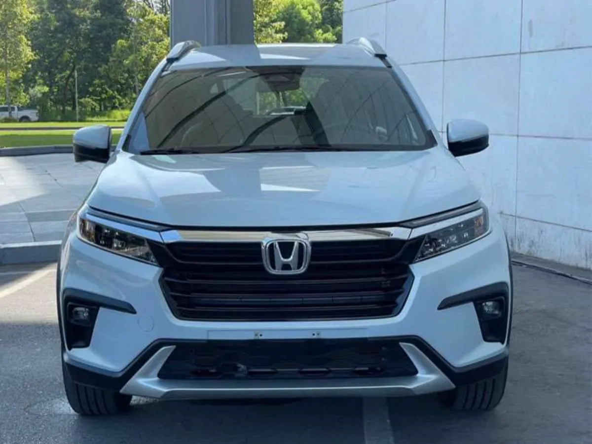 Đầu xe Honda BR-V màu trắng bạc