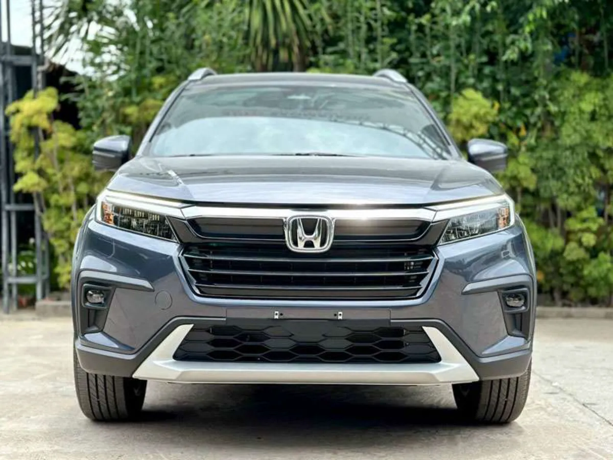 Đầu xe Honda BR-V màu xám - Lưới tản nhiệt liền mạch cụm đèn LED tạo nên diện mạo thể thao, mạnh mẽ.