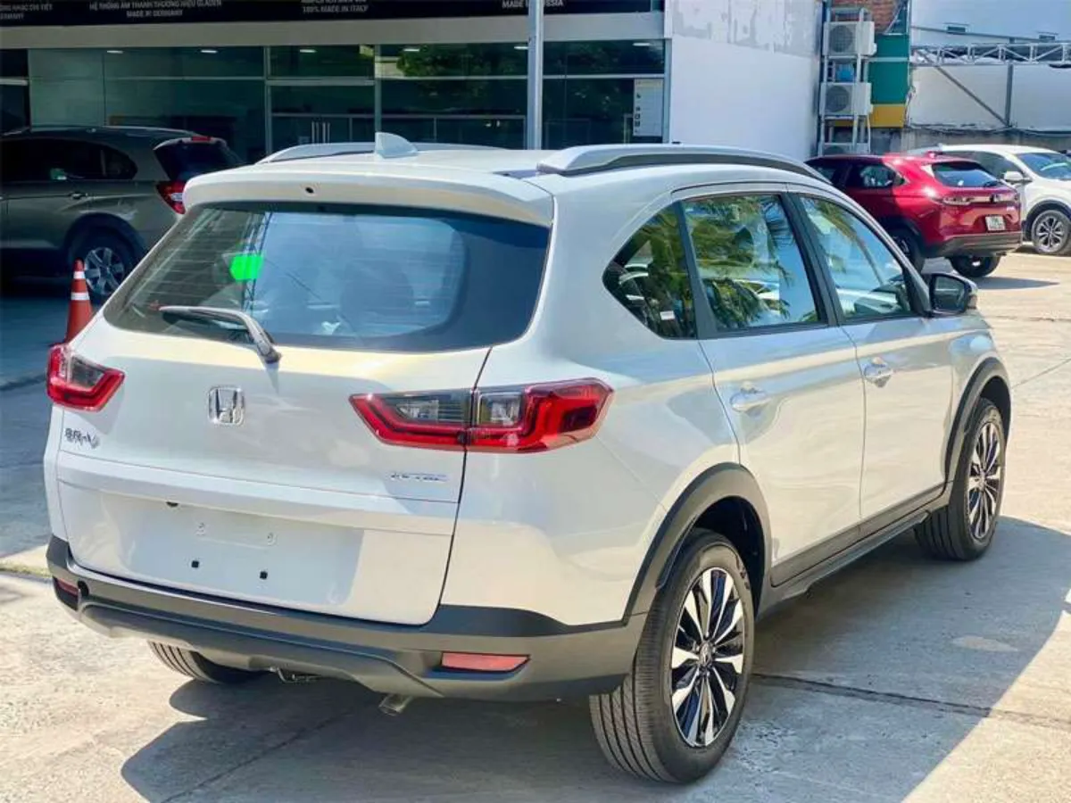 Đuôi xe Honda BR-V màu trắng bạc