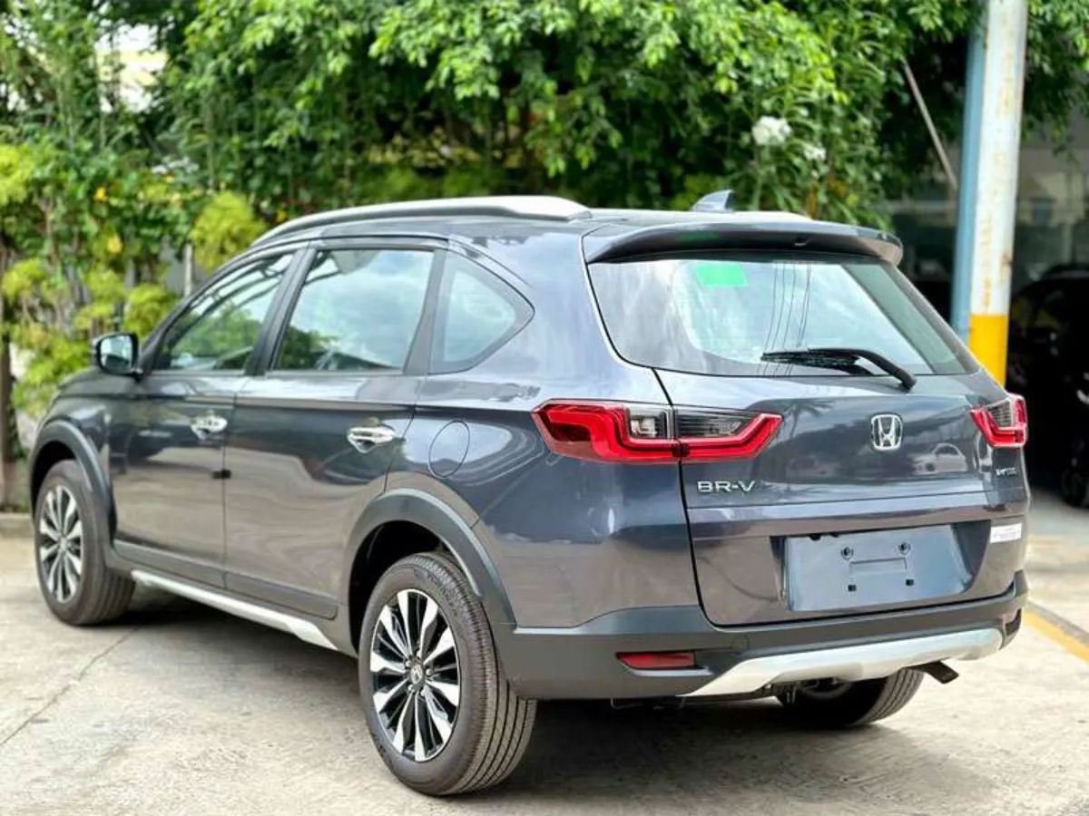 Đuôi xe Honda BR-V màu xám - Cụm đèn hậu LED sắc nét, cản sau thiết kế cân đối, chắc chắn.