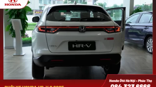 Đuôi xe Honda HR-V màu trắng ngọc thiết kế gọn gàng, cụm đèn hậu LED nổi bật trên nền sơn trắng.