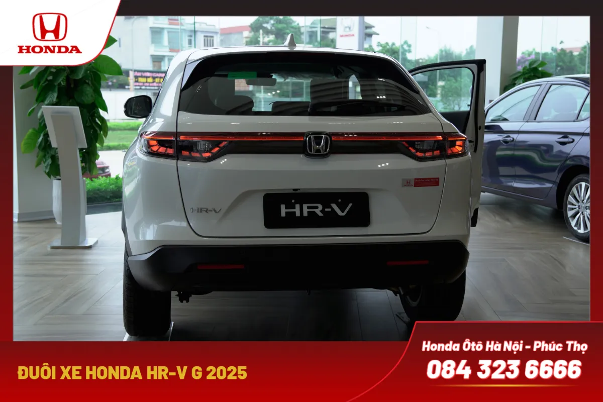 Đuôi xe Honda HR-V màu trắng ngọc thiết kế gọn gàng, cụm đèn hậu LED nổi bật trên nền sơn trắng.