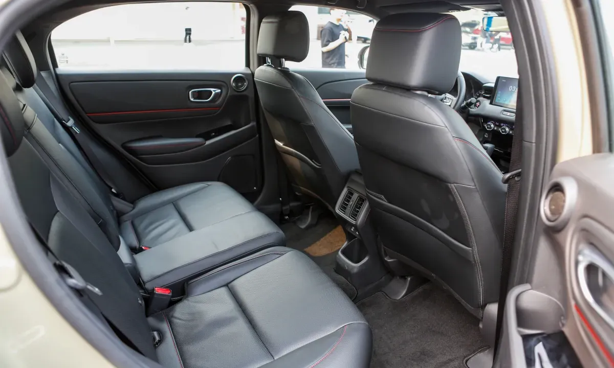 Hàng ghế sau Honda HR-V cung cấp không gian thoải mái cho hành khách, đặc biệt là khoảng để chân.