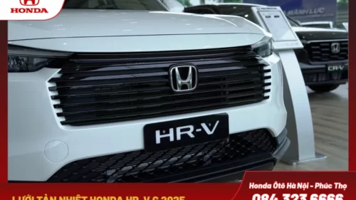 Lưới tản nhiệt với các thanh nan ngang và logo HONDA ở giữa làm nổi bật thương hiệu và tăng khả năng tản nhiệt.