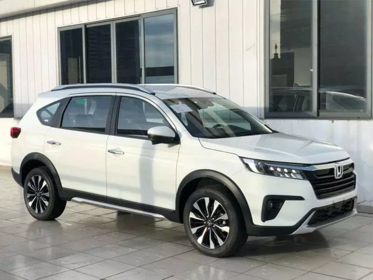 Thân xe Honda BR-V - Đường gân dập nổi mạnh mẽ tạo dáng SUV vững chãi và năng động.