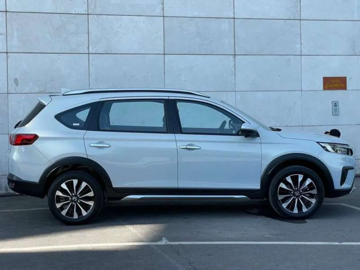 Thân xe Honda BR-V màu trắng bạc