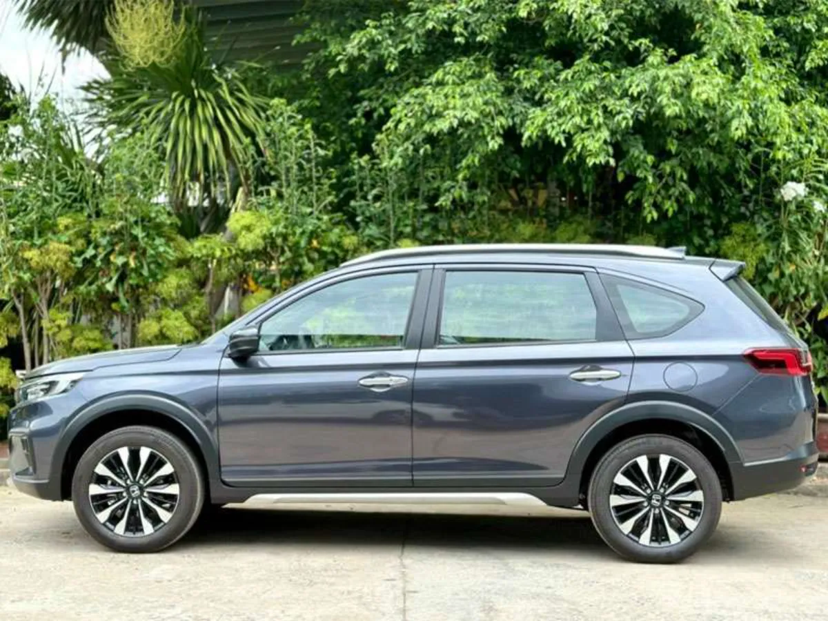Thân xe Honda BR-V màu xám - Đường gân dập nổi kết hợp tông xám titan giúp xe vững chãi và hiện đại.