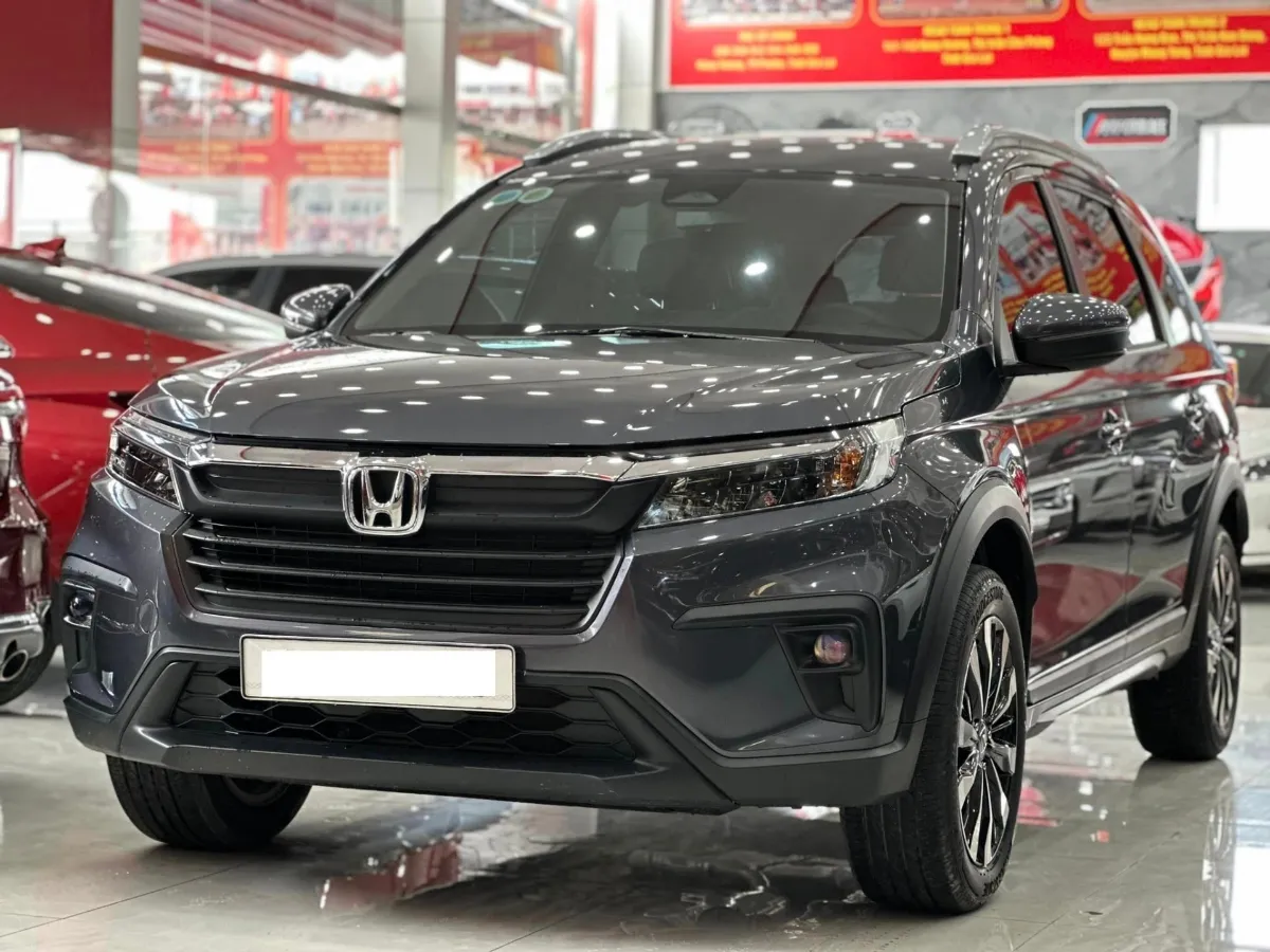 Đầu xe thiết kế góc cạnh, cản trước ốp bạc khỏe khoắn. Cụm đèn LED toàn phần tích hợp cảm biến tự động bật/tắt, tăng độ an toàn khi lái ban đêm.