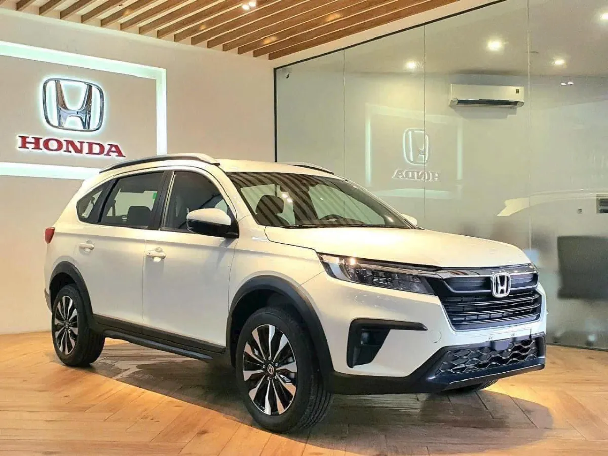 Thân xe đậm chất SUV với vòm bánh lớn, kính vuốt dài tạo cảm giác xe trường hơn. Gương chiếu hậu LED tách rời trụ A giảm điểm mù hiệu quả.