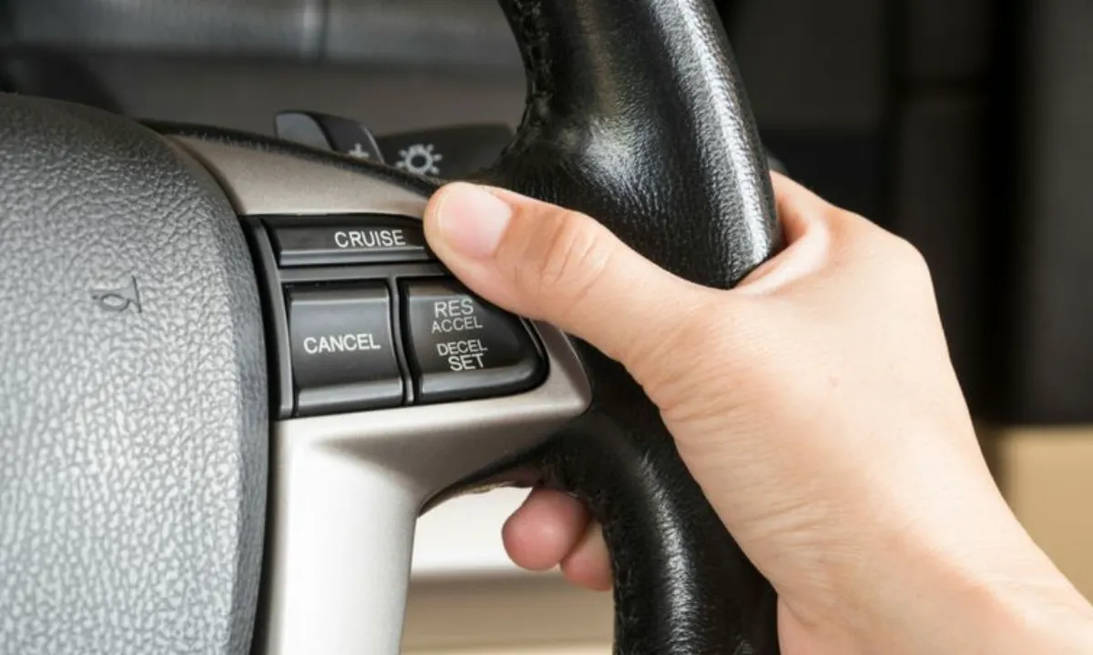 Khi điều kiện không cho phép, ACC with LSF sẽ tự tạm ngắt và cảnh báo người lái để đảm bảo an toàn.