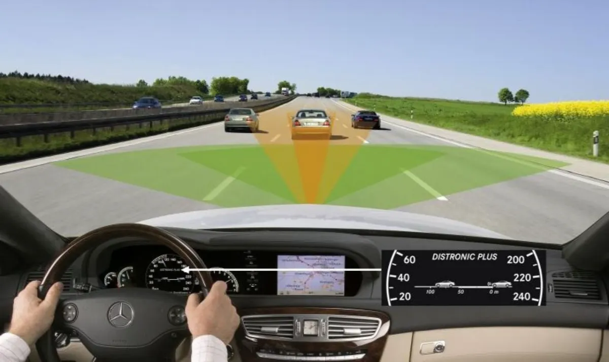 ACC with LSF sử dụng kết hợp radar và camera để duy trì khoảng cách và tự điều khiển tốc độ theo xe phía trước.
