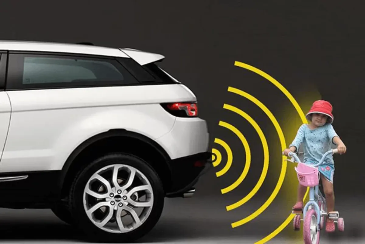BSM quét hai bên hông, RCTA quét chéo về phía sau khi lùi, FCW/AEB quét thẳng về phía trước.