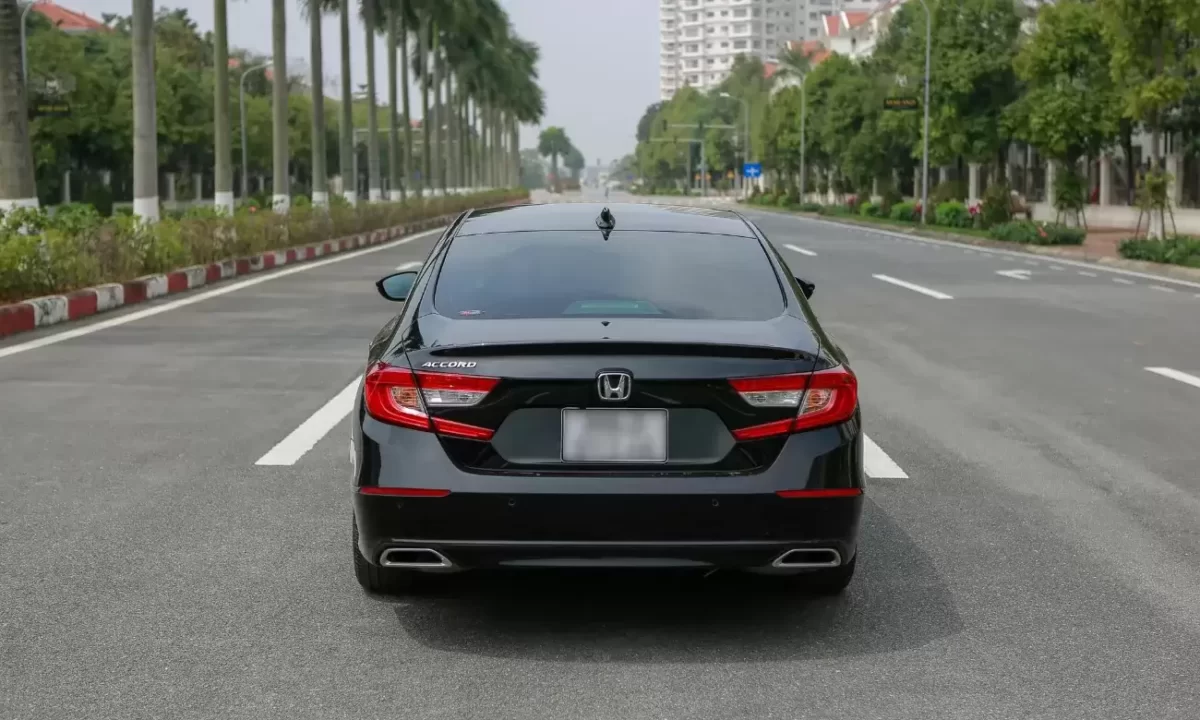 Đuôi xe Honda Accord đen