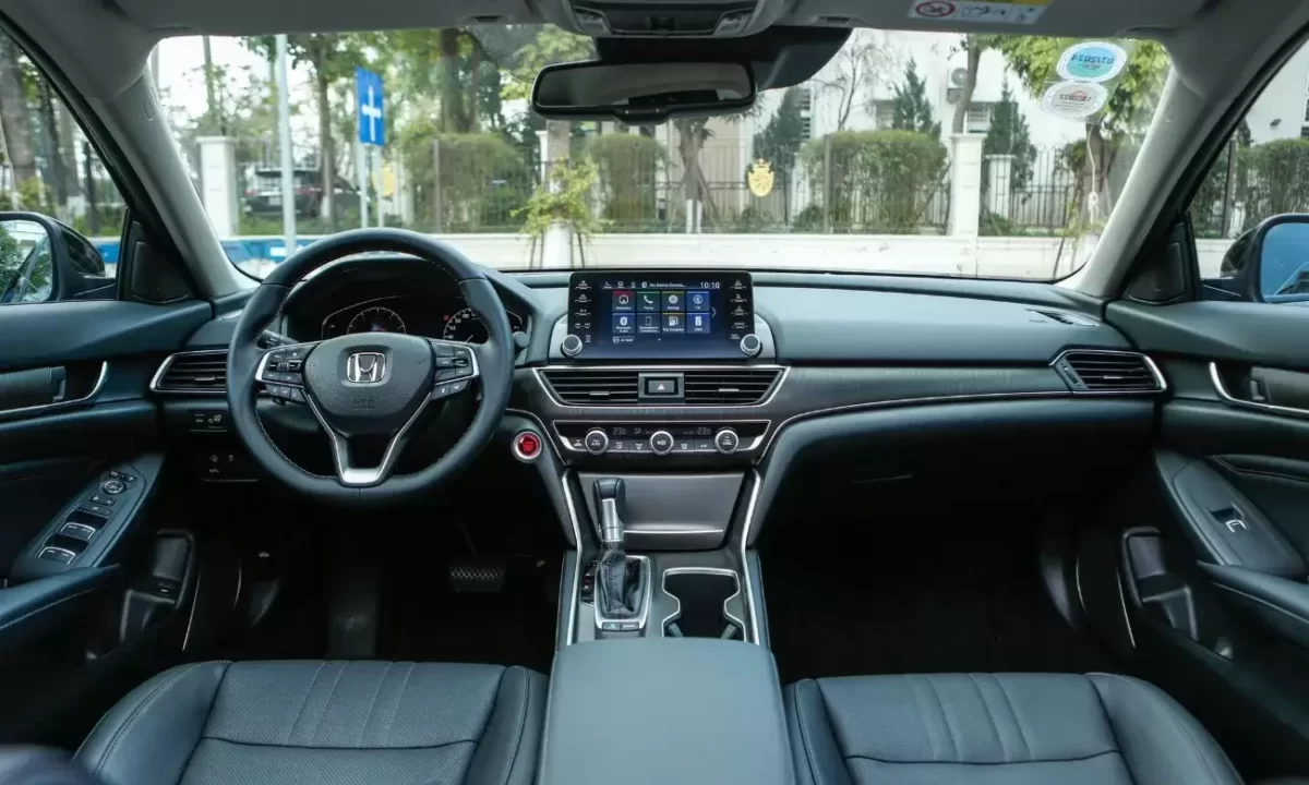 Khoang lái Honda Accord đen