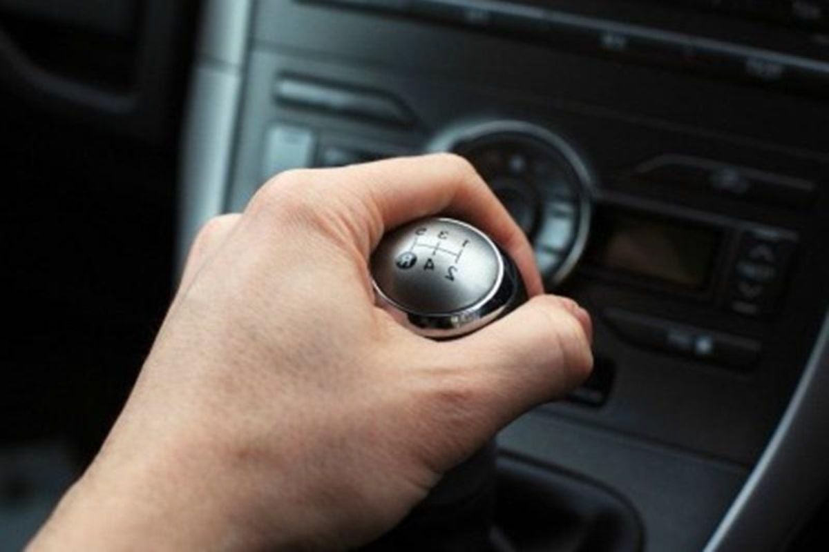 Giữ côn liên tục khi chờ đèn đỏ là lỗi phổ biến gây mòn côn và mỏi chân