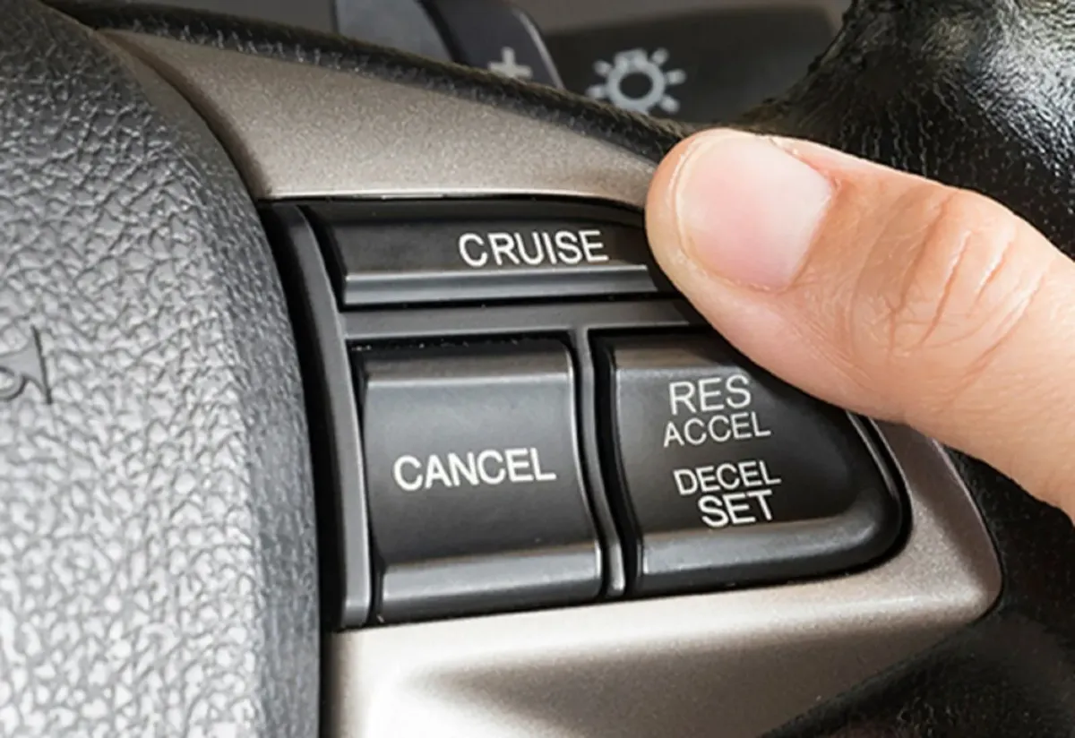 Tắt chế độ cruise control và các hỗ trợ tự động