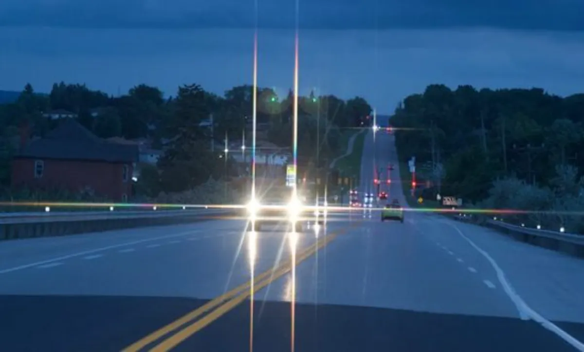 Ánh đèn pha từ xe đối diện là một trong những rủi ro lớn nhất khi lái xe ban đêm