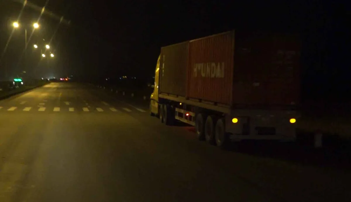 Không đi song song hoặc vượt xe tải, container