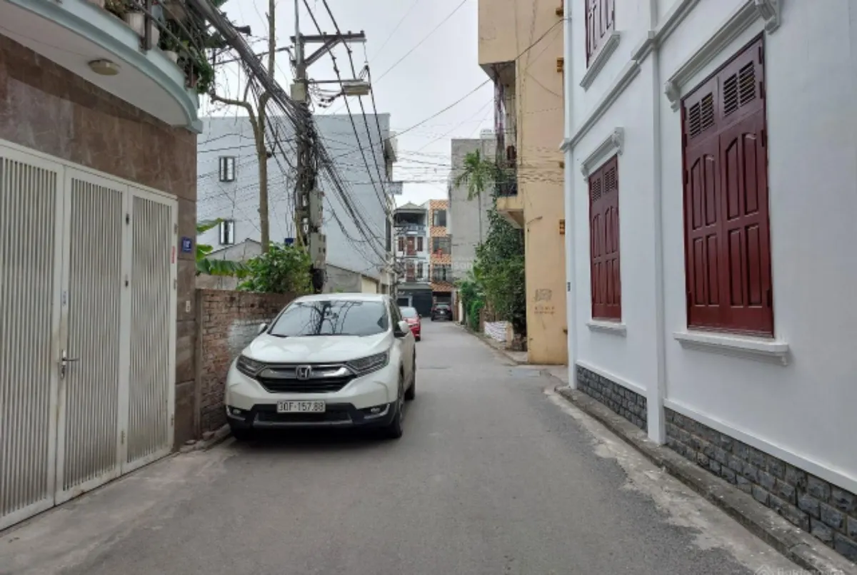 Lái xe trong không gian hẹp đòi hỏi sự tập trung và kỹ năng quan sát cao độ