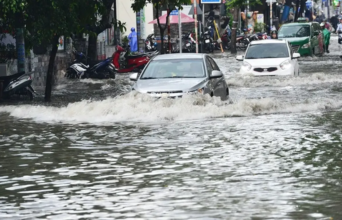 Luôn đánh giá độ sâu mực nước trước khi quyết định đi qua vùng ngập