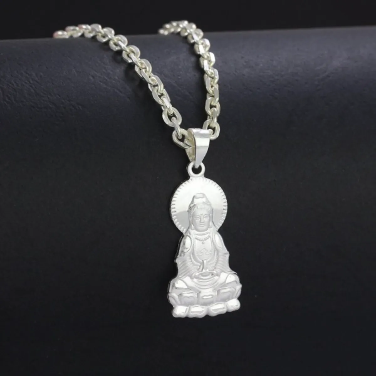 Phật Quan Âm màu trắng bạc