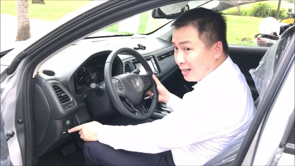 Kỹ thuật viên Honda đang hướng dẫn khách hàng chỉnh vô lăng tại showroom