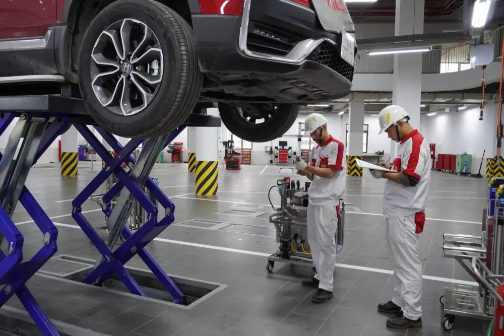 Kỹ thuật viên kiểm tra lốp Honda BR-V